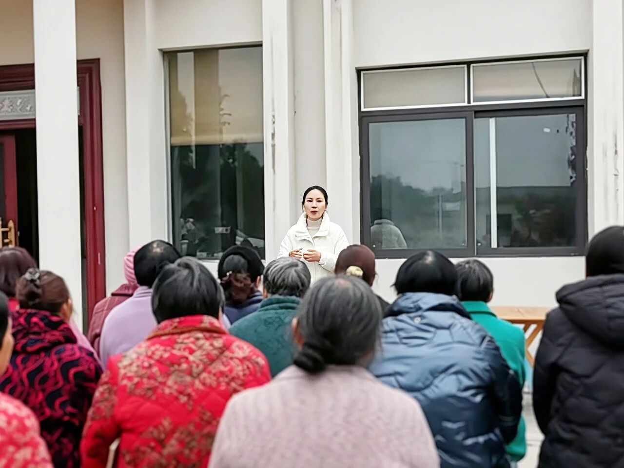 况文凤召开院坝会.jpg